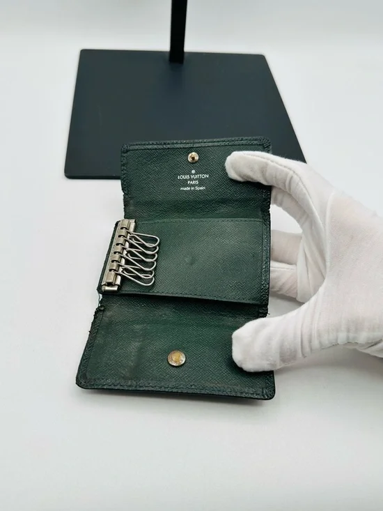 Louis Vuitton Taiga Key / Card Holder - Picture 7 of 11